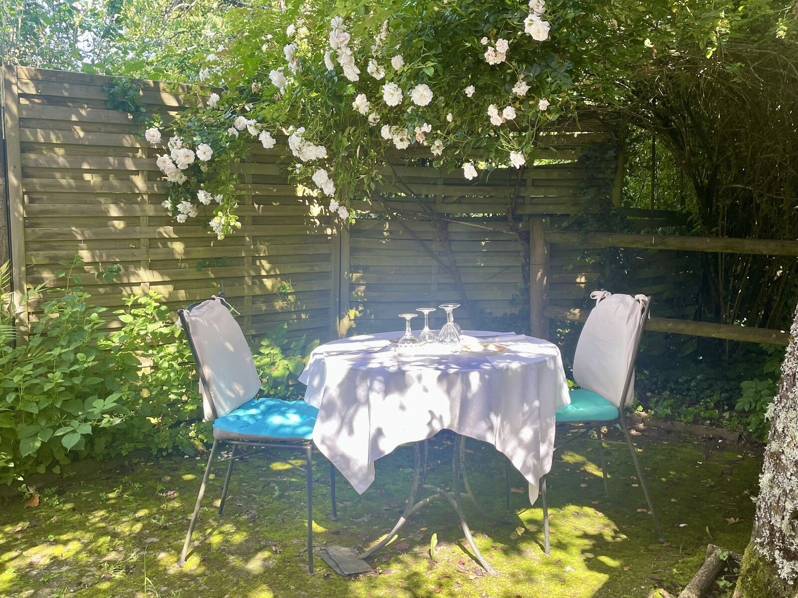 Fonds Commerce Auberge - Restaurant - 5 ch - Sous la treille, ou les rosiers, vous devrez retenir votre table à l'avance