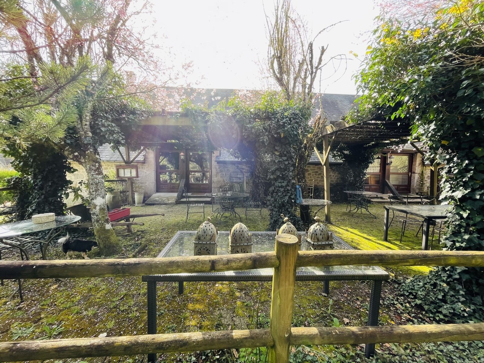 Fonds Commerce Auberge - Restaurant - 5 ch - La très grande terrasse attend ses nouveaux gestionnaires avec impatience !