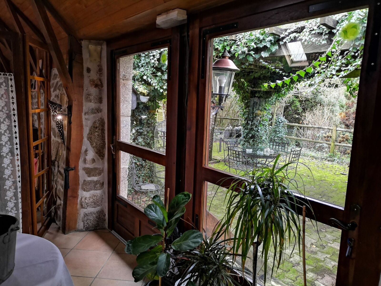 Fonds Commerce Auberge - Restaurant - 5 ch - La terrasse en hiver permet de se sentir à la campagne, tout en profitant de la chaleur intérieure