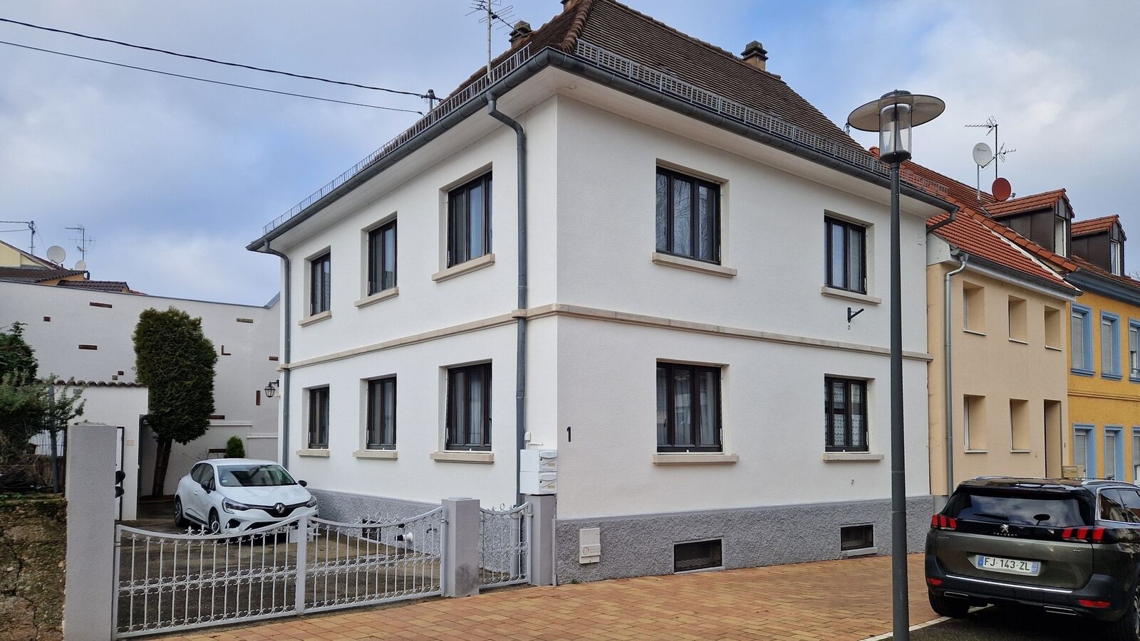 -"Vendu"- Maison bi-famille avec cour et garage - 20240119 150505 1