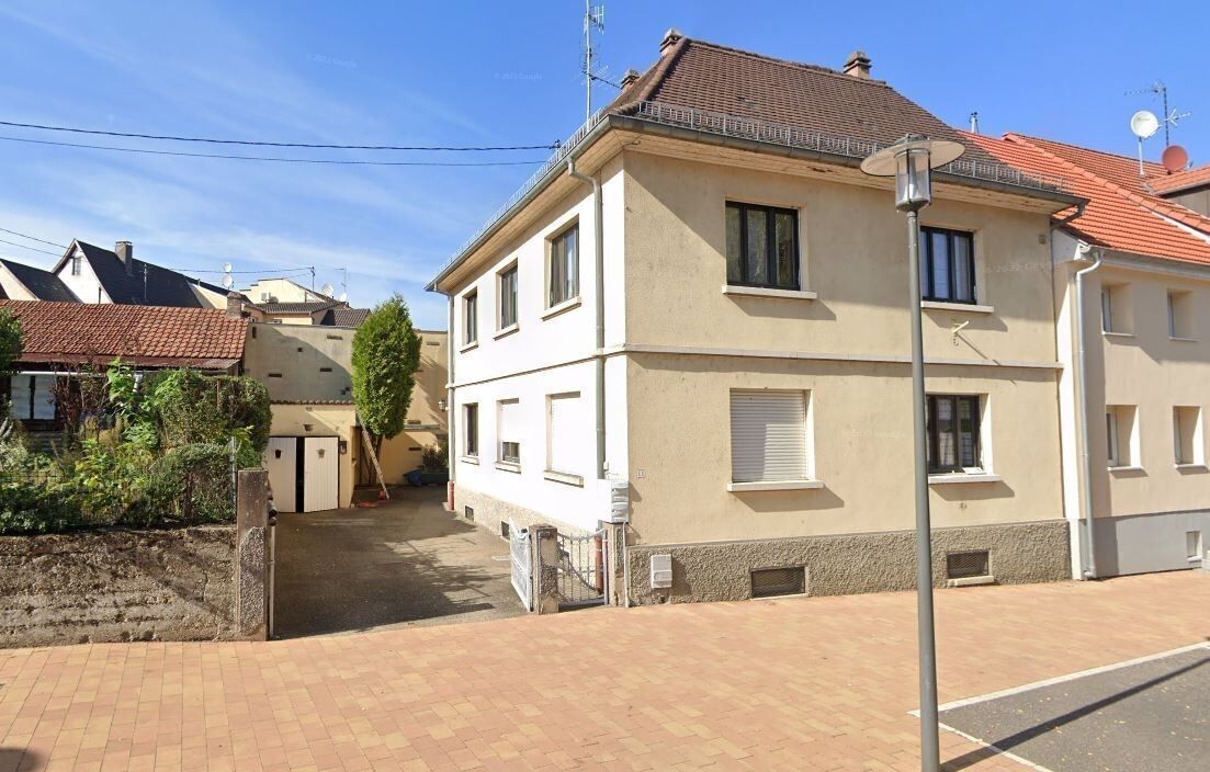 -"Vendu"- Maison bi-famille avec cour et garage - Capturemaison