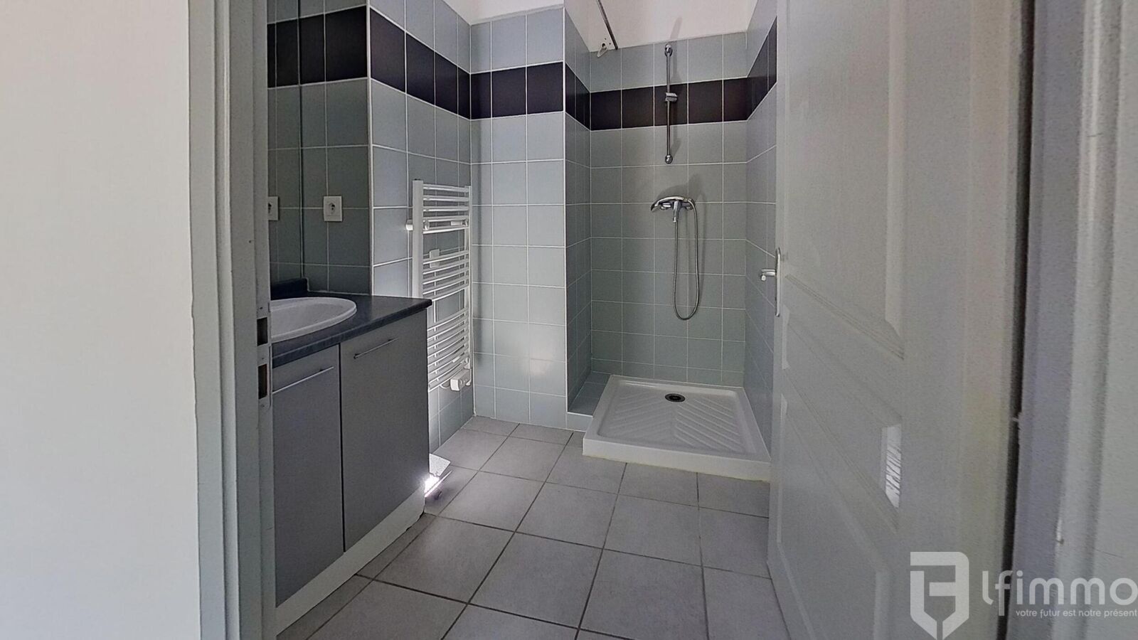 T2 lumineux avec terrasse et parkings - SDE