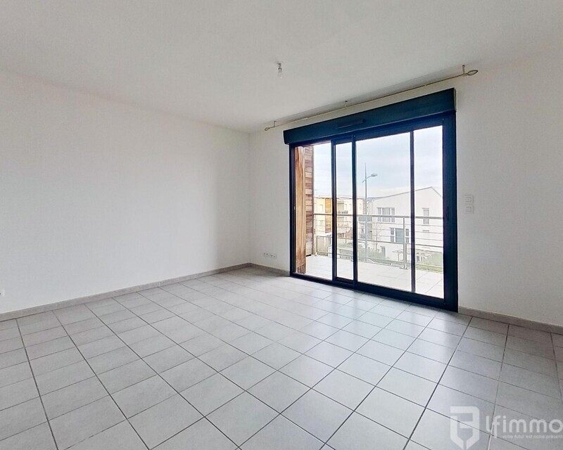 T2 lumineux avec terrasse et parkings - Piece de vie