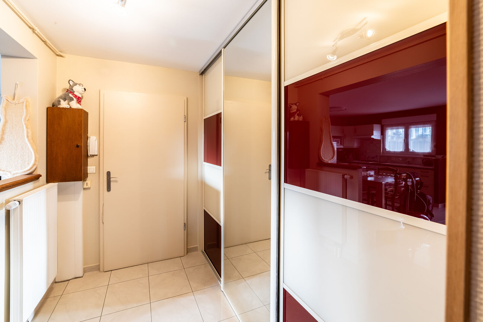 Appartement T2, 50 m² dans une résidence calme et entretenue - Entrée appartement, couloir avec placard sur-mesure