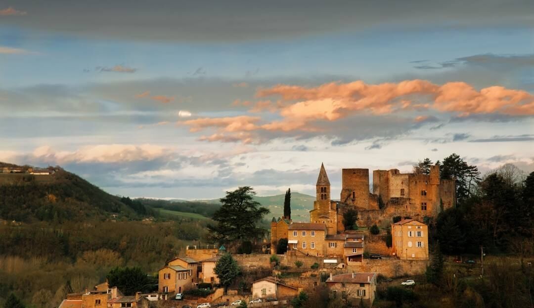 5 mn Lozanne Maison en pierres dorées, 3 ch bureau jardin  - Licensed-image