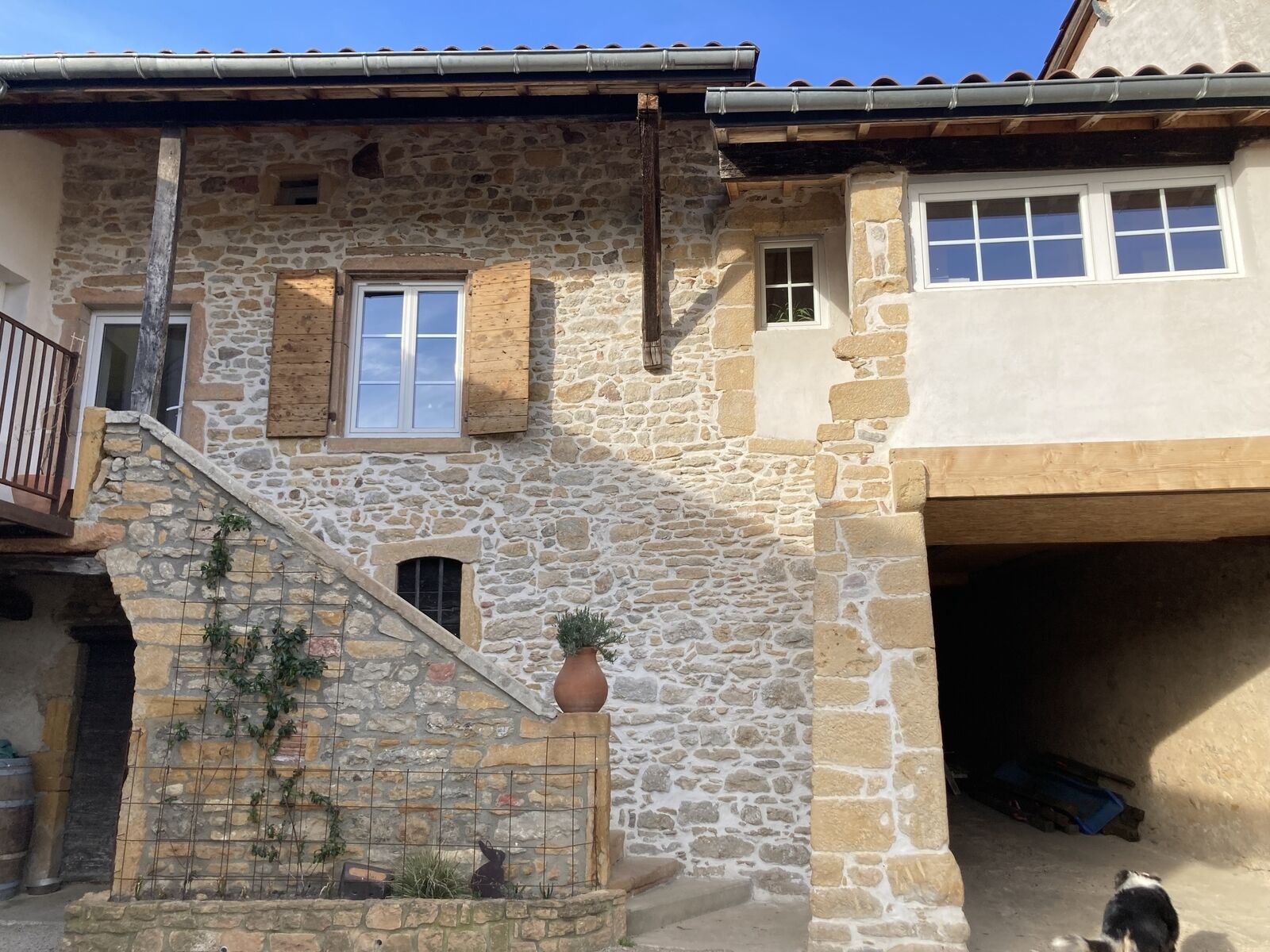 5 mn Lozanne Maison en pierres dorées, 3 ch bureau jardin  - Facade maison