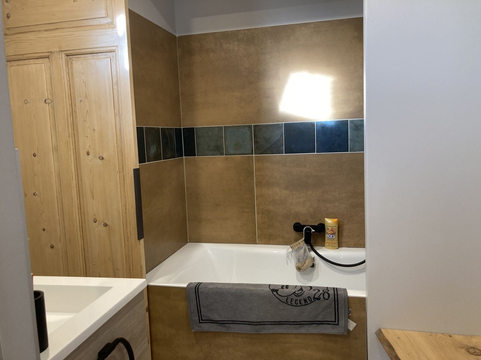 5 mn Lozanne Maison en pierres dorées, 3 ch bureau jardin  - Sdb baignoire