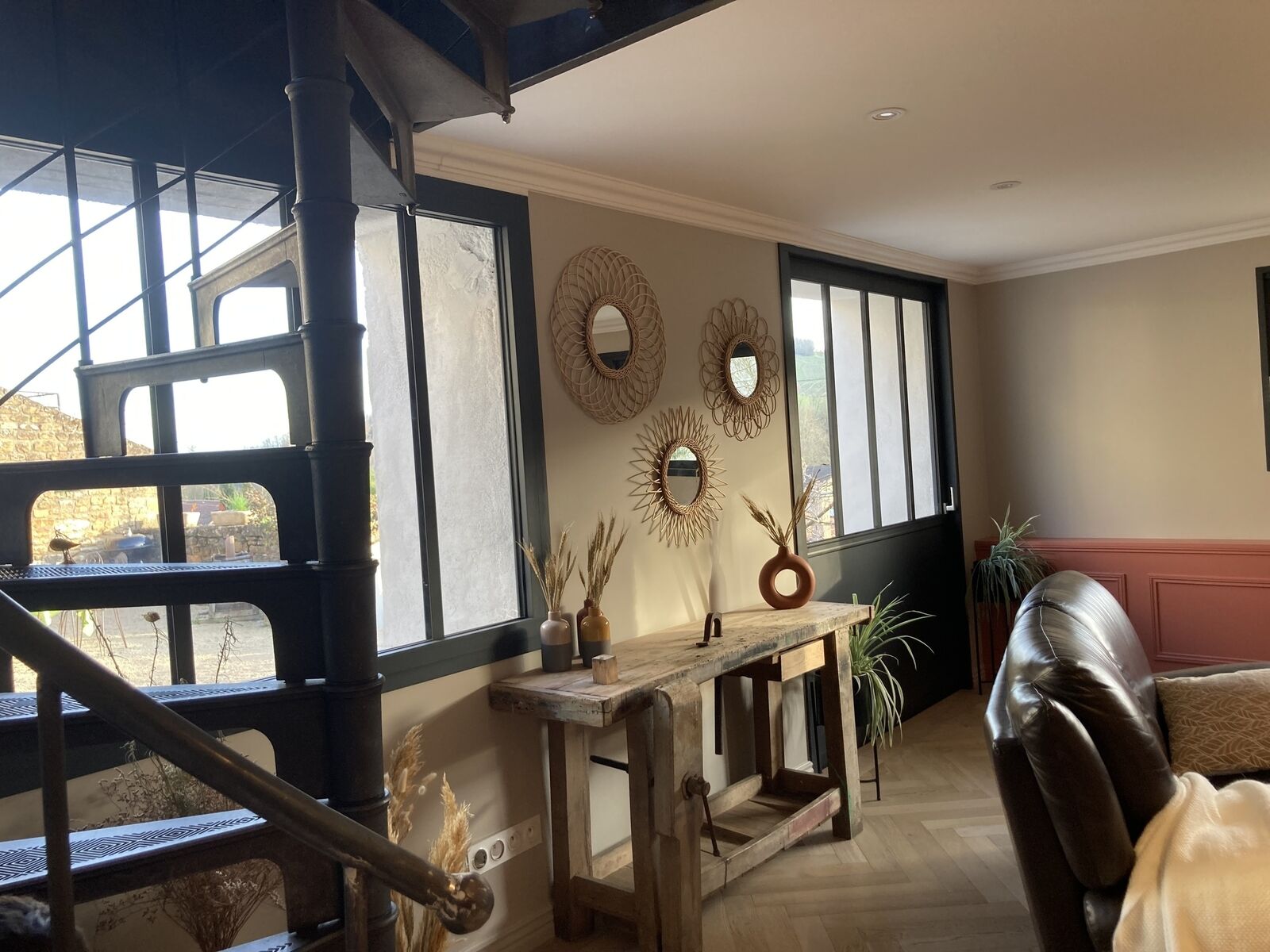 5 mn Lozanne Maison en pierres dorées, 3 ch bureau jardin  - Salon escalier  1