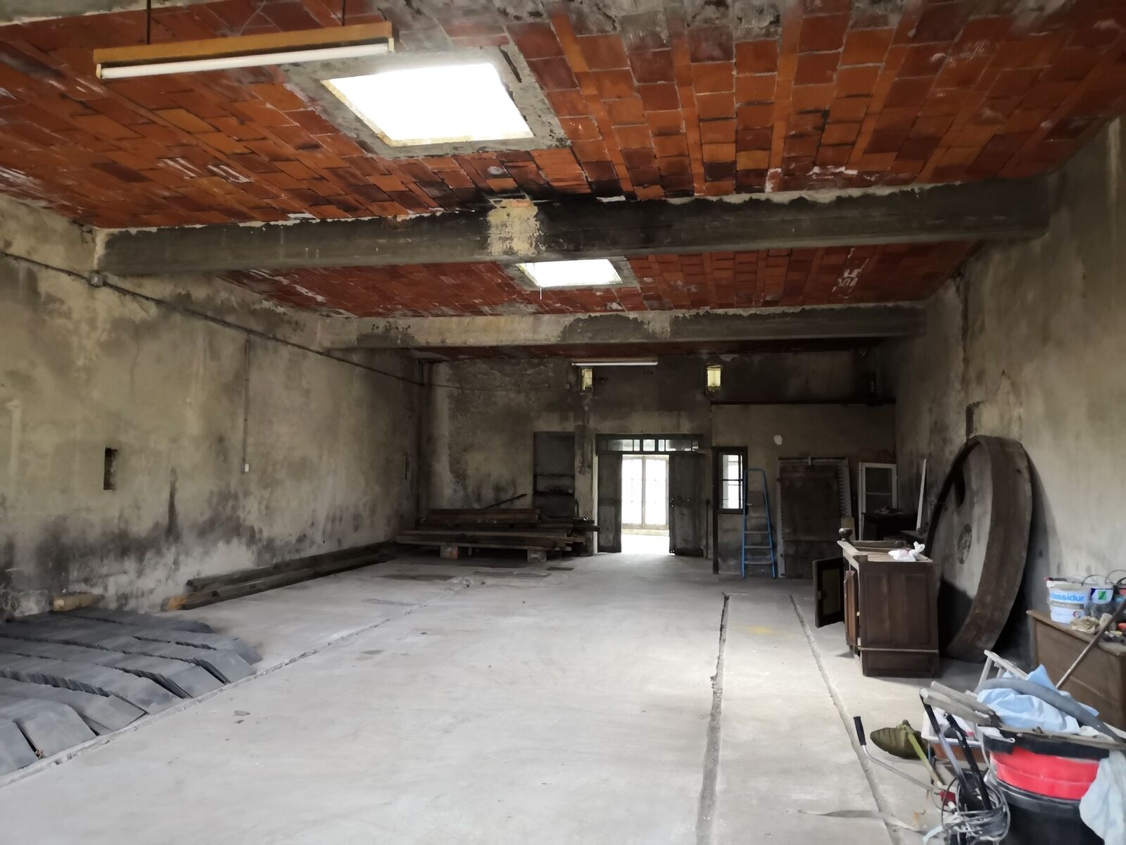 Maison de Maître - L'ancien chai avec son petit bureau au fond, juste avant la véranda