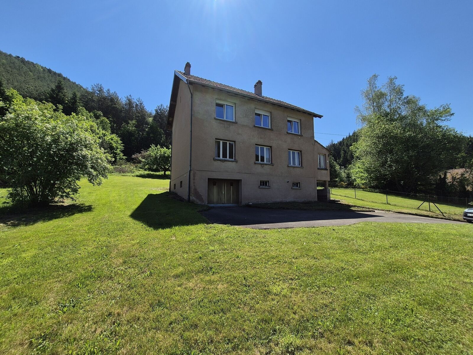 Maison comprenant deux appartements sous offre.   - 20240514 121146