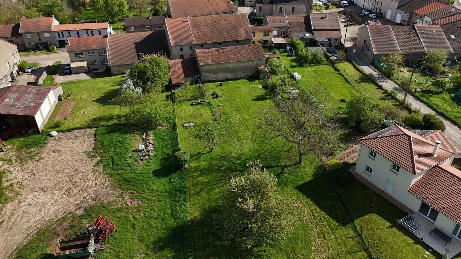 Sous Compromis / Grand Corps de Ferme proche Château-Salins. - Photo drone 5