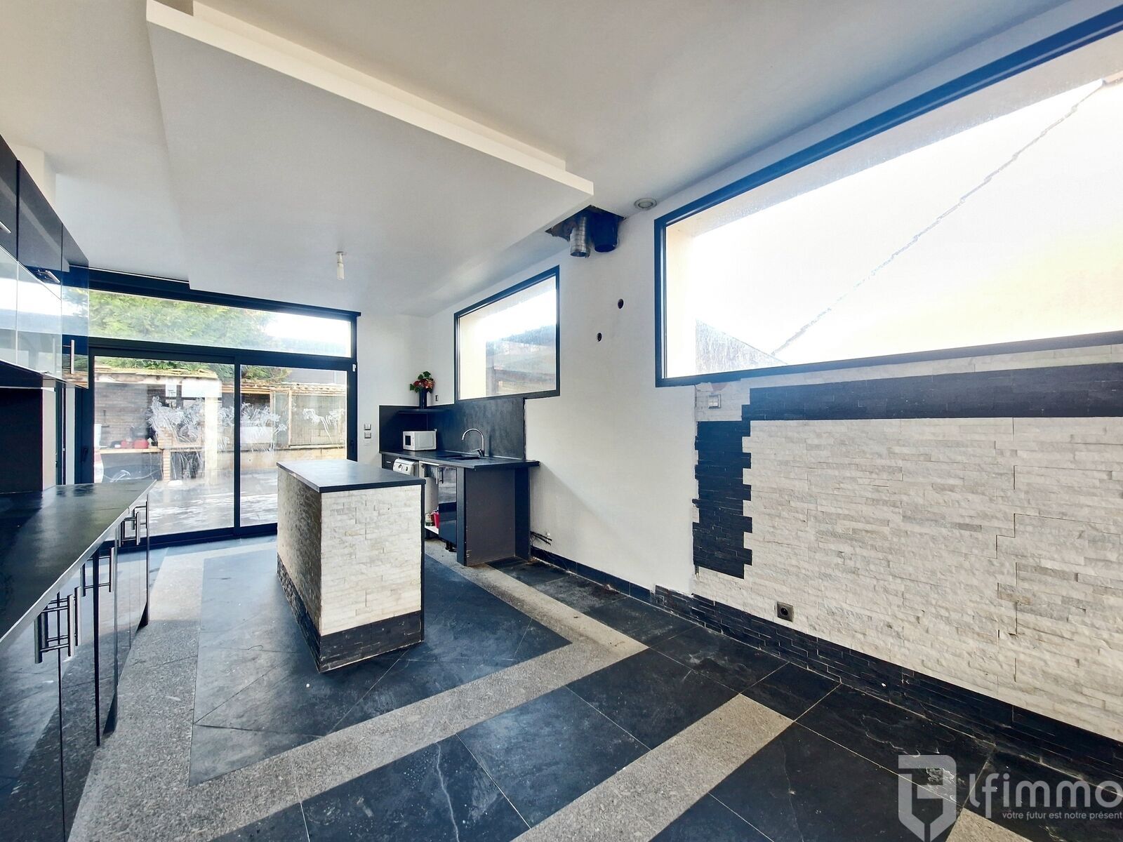 Maison spacieuse et contemporaine dans un quartier résidentiel. - 20241126 134537  1