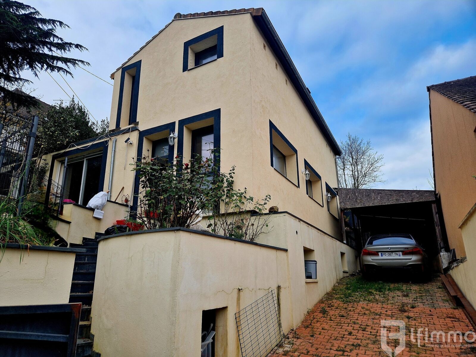 Maison spacieuse et contemporaine dans un quartier résidentiel. - 20241114 104627  1