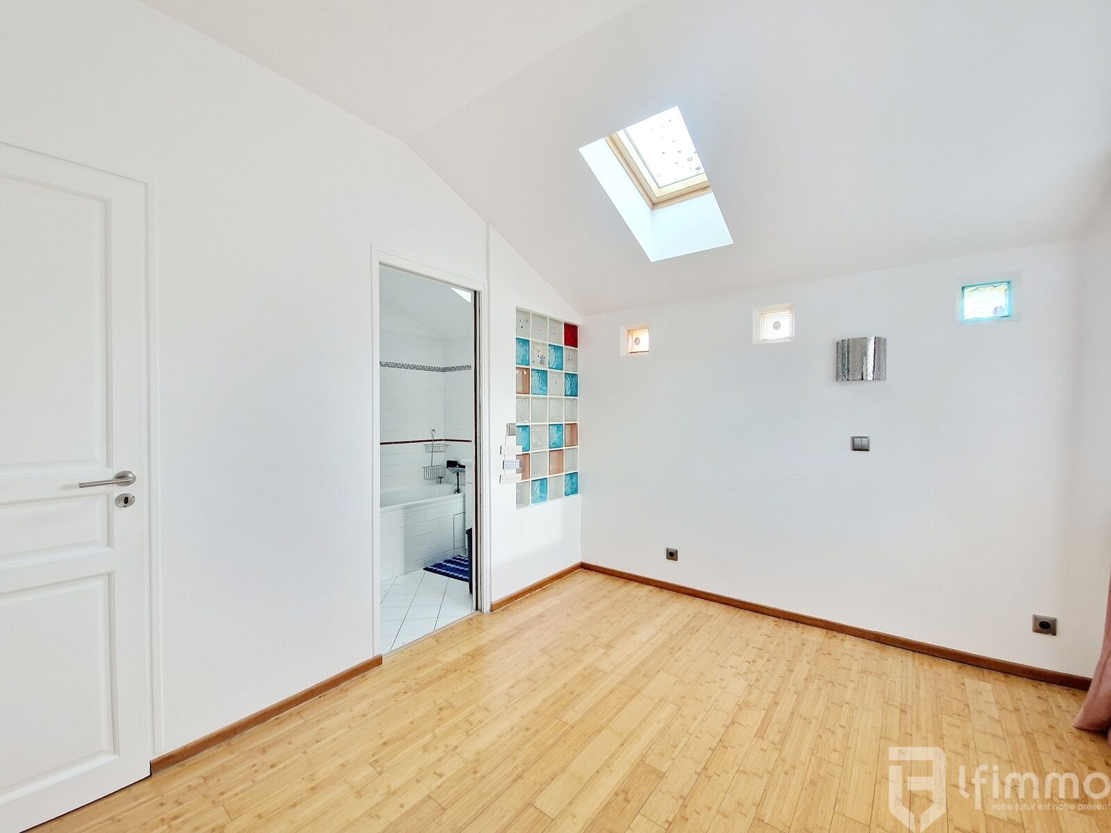 Maison spacieuse et contemporaine dans un quartier résidentiel. - 20241114 102120