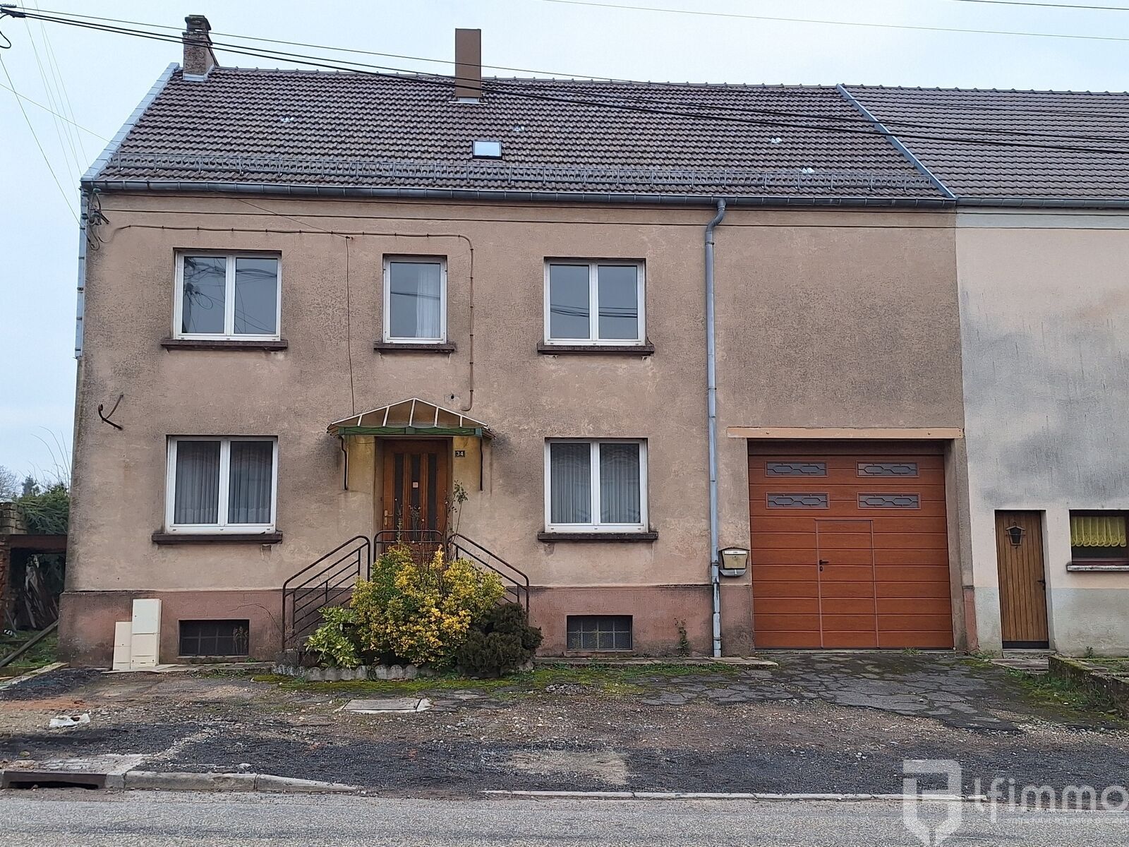 Maison semi-mitoyenne avec grand potentiel à Herbitzheim - Façade avant