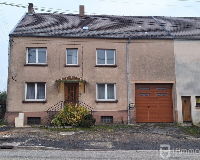 Maison semi-mitoyenne avec grand potentiel à Herbitzheim - Façade avant