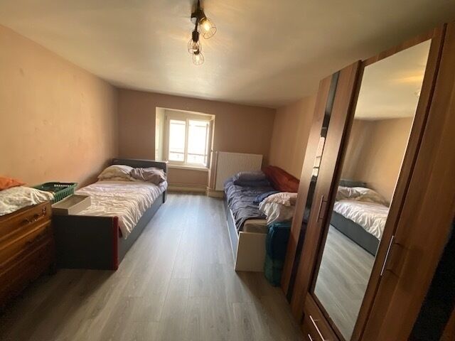 Ensemble immobilier, 1 local commercial et 2 appartements.  - Chambre derras40