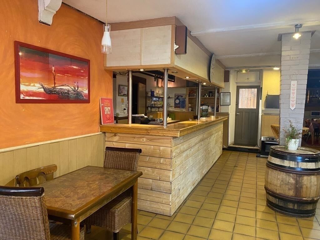 Ensemble immobilier, 1 local commercial et 2 appartements.  - Bar derras