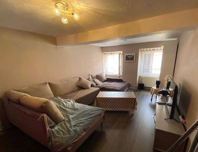 Ensemble immobilier, 1 local commercial et 2 appartements.  - Salon derras