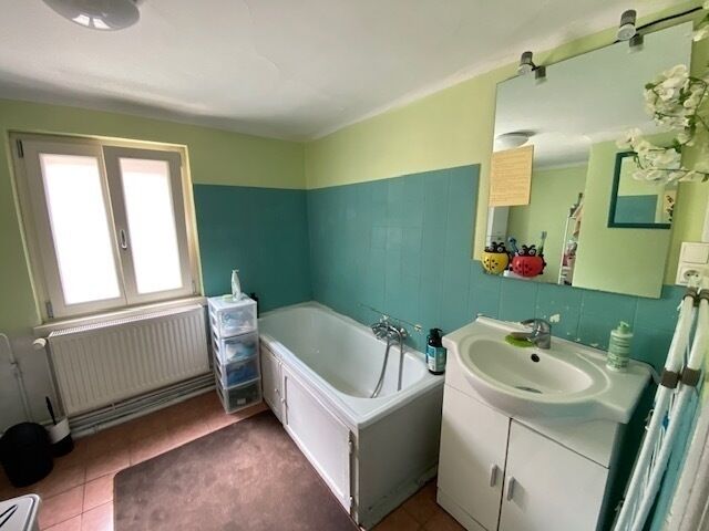 Ensemble immobilier, 1 local commercial et 2 appartements.  - Sdb derras