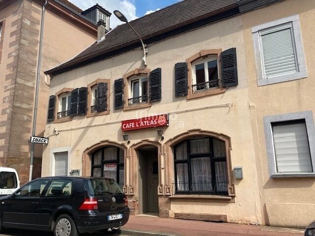 Ensemble immobilier, 1 local commercial et 2 appartements.  - Façade bitche derras