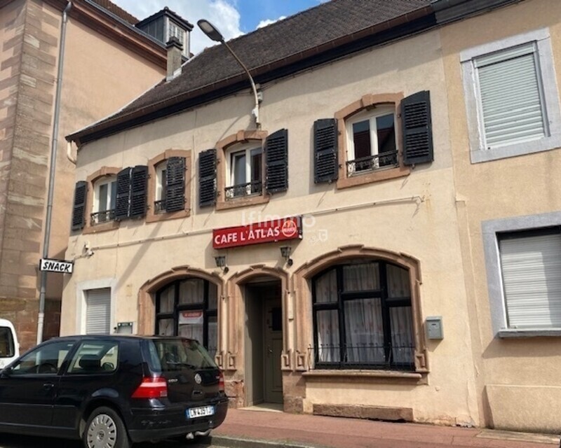 Ensemble immobilier, 1 local commercial et 2 appartements.  - Façade bitche derras