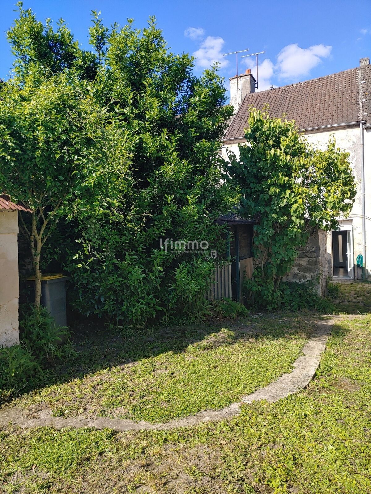 Maison et  verdure - Jardin 1