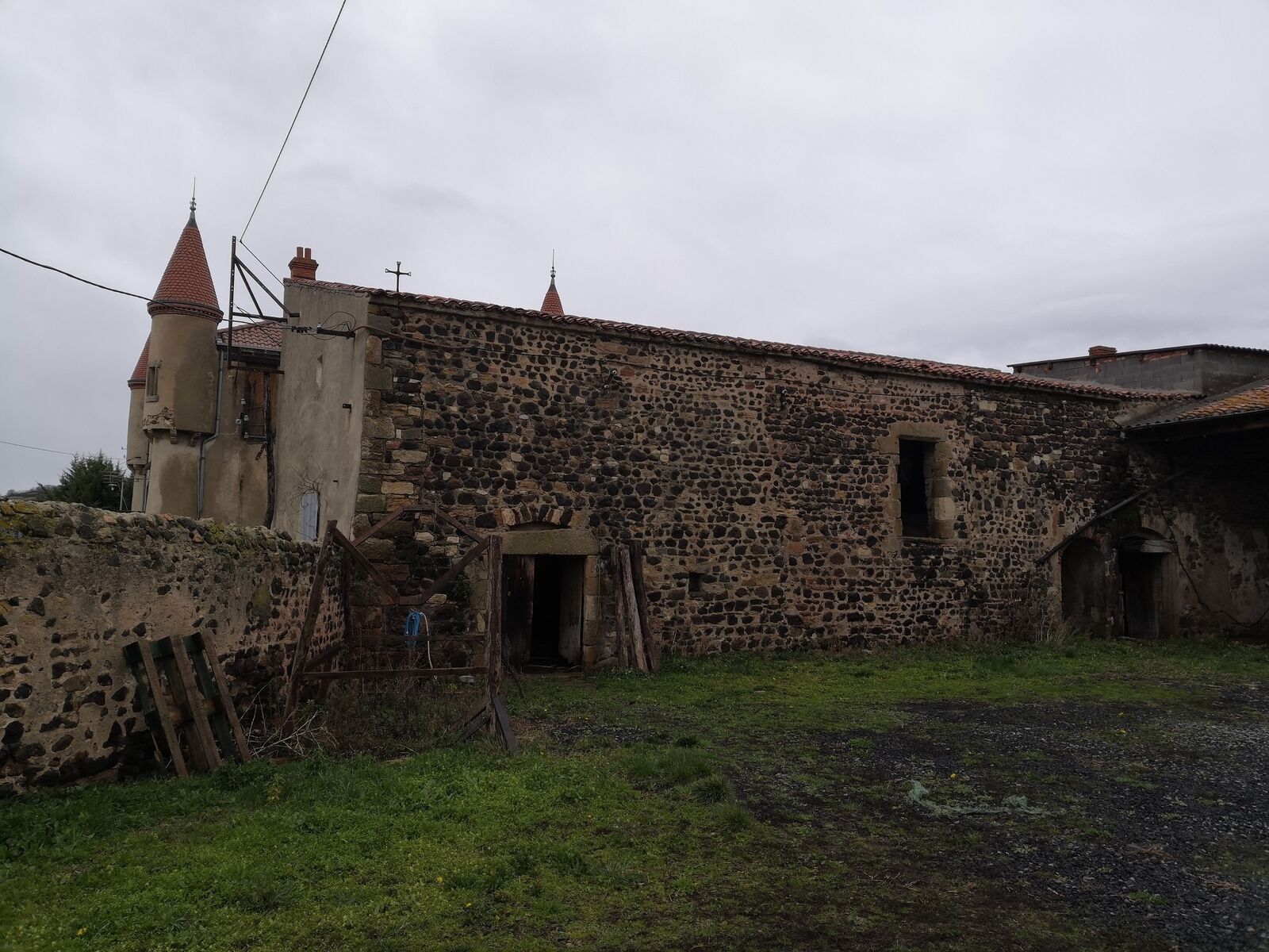 Ferme Château, dépendances et maison individuelle rénovée - Img 20240309 153649