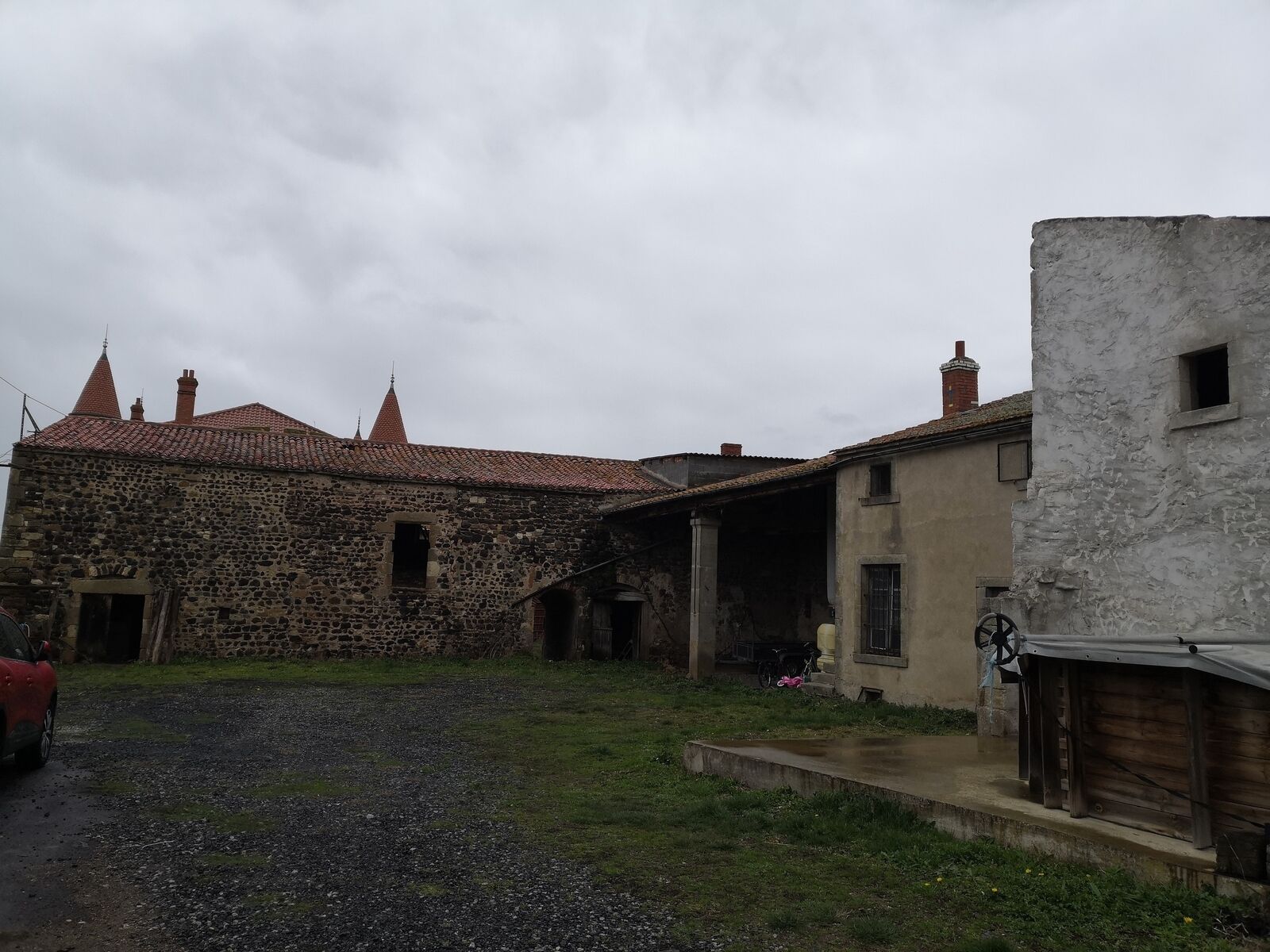 Ferme Château, dépendances et maison individuelle rénovée - Img 20240309 153724