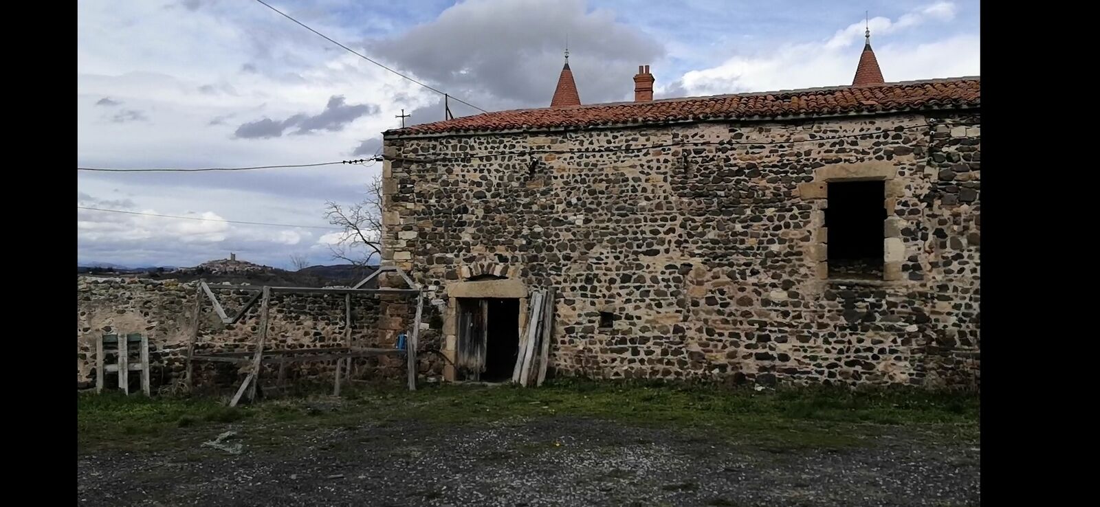 Ferme Château, dépendances et maison individuelle rénovée - Screenshot 20240309 171838 com.huawei.himovie.overseas