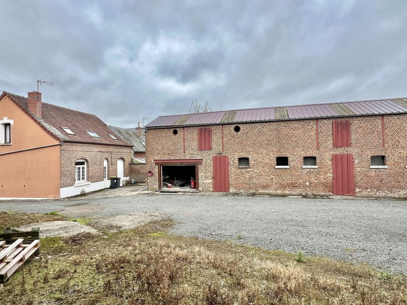 Maison et ses hangars - Img 7816