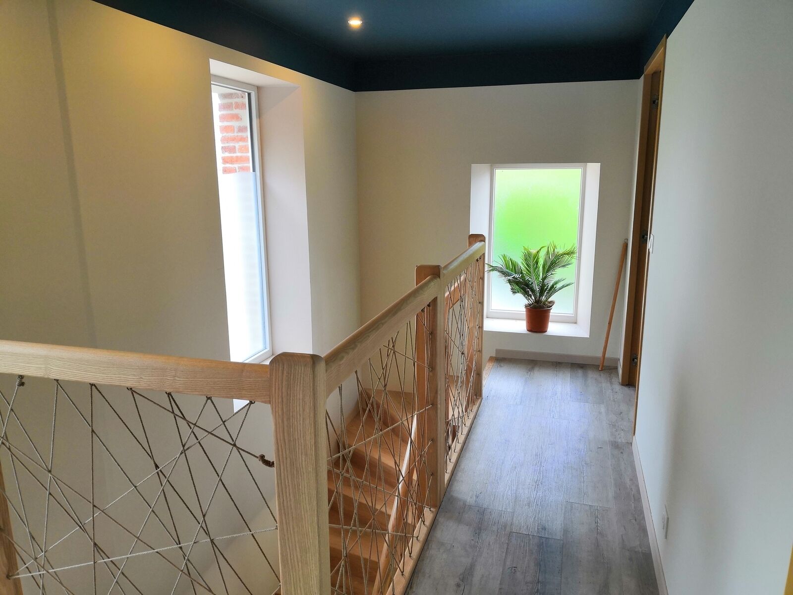 Maison fin 19e entièrement restaurée - Palier d'étage très lumineux, avec un accès terrasse et un accès aux combles par un escalier escamotable