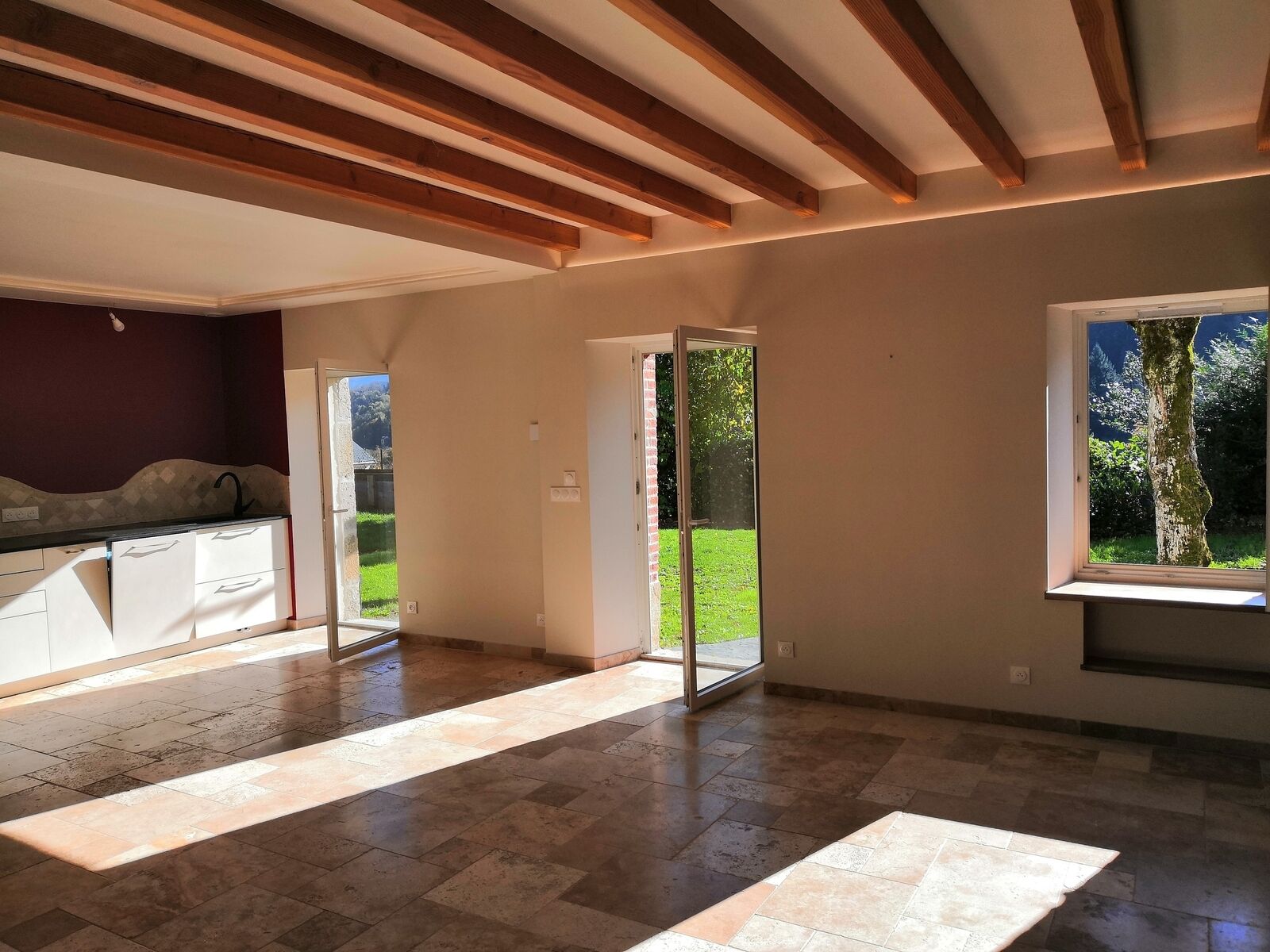 Maison fin 19e entièrement restaurée - Cuisine ouverte et juste derrière, son cellier - buanderie