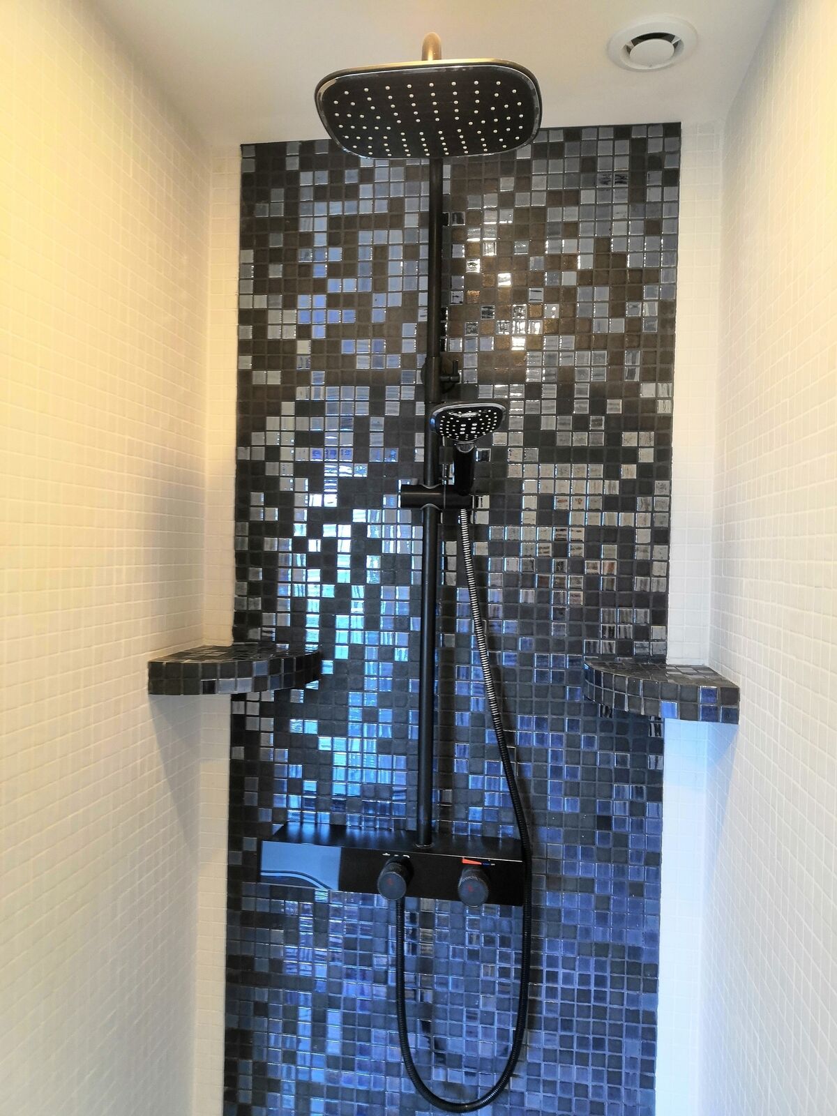 Maison fin 19e entièrement restaurée - Très belles faïences pour cette douche à l'Italienne