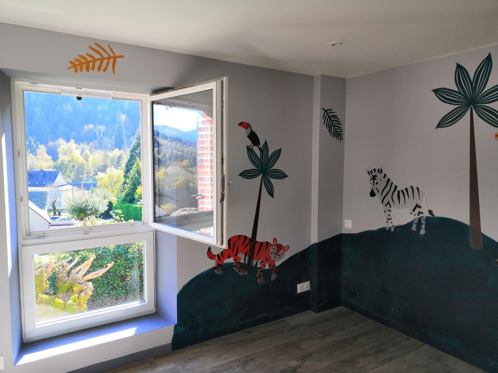 Maison fin 19e entièrement restaurée - Chambre 3 avec sa porte-fenêtre sécurisée pour les enfants