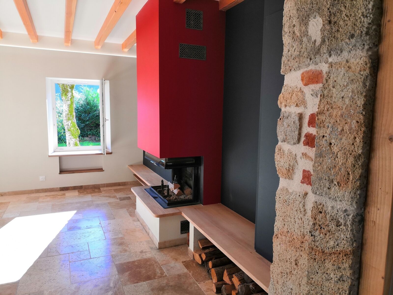 Maison fin 19e entièrement restaurée - L'îlot cheminée dont la porte se relève à votre gré