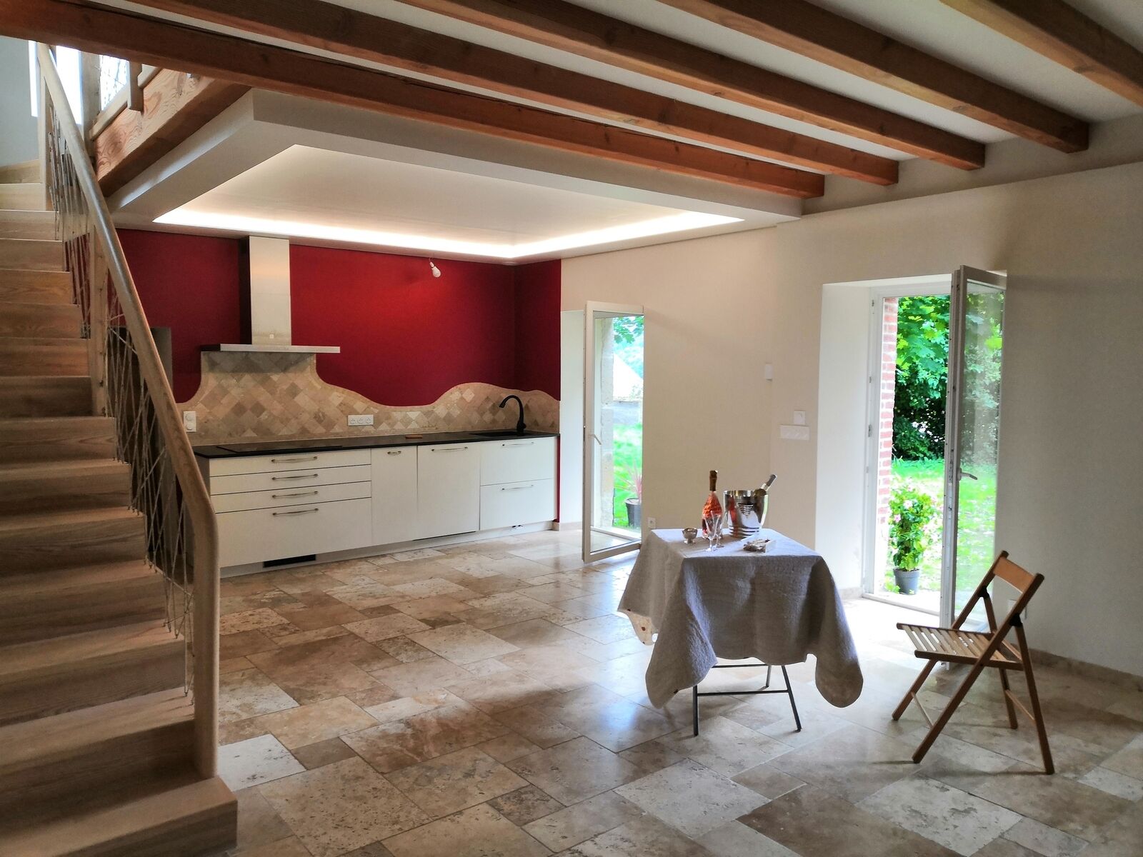 Maison fin 19e entièrement restaurée - Poutres aux plafonds, travertin au sol, éclairages indirects à Leds