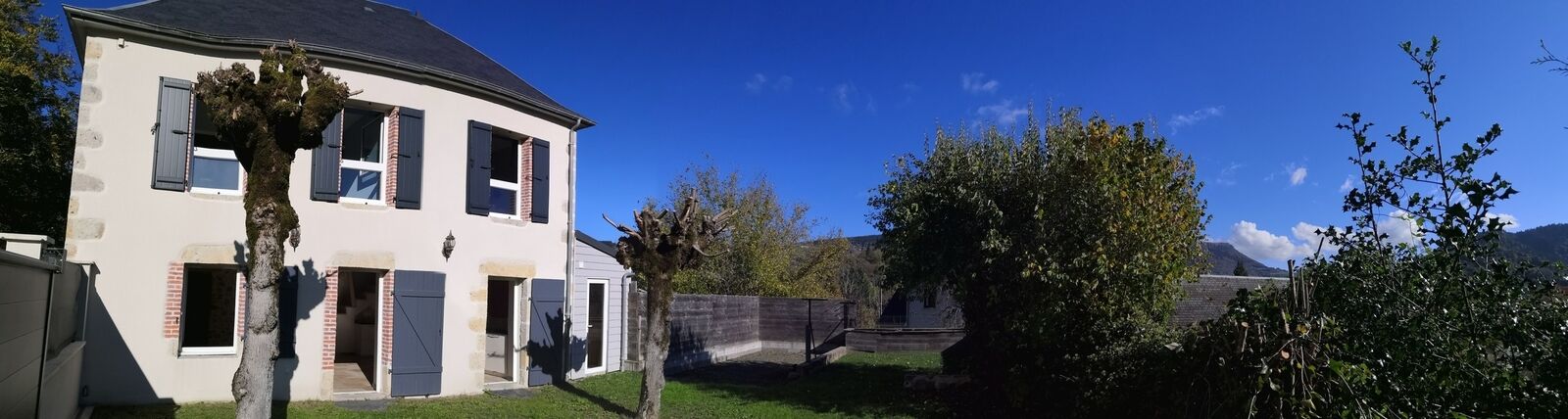 Maison fin 19e entièrement restaurée - 2 arbres pour arrimer le hamac à l'ombre en été