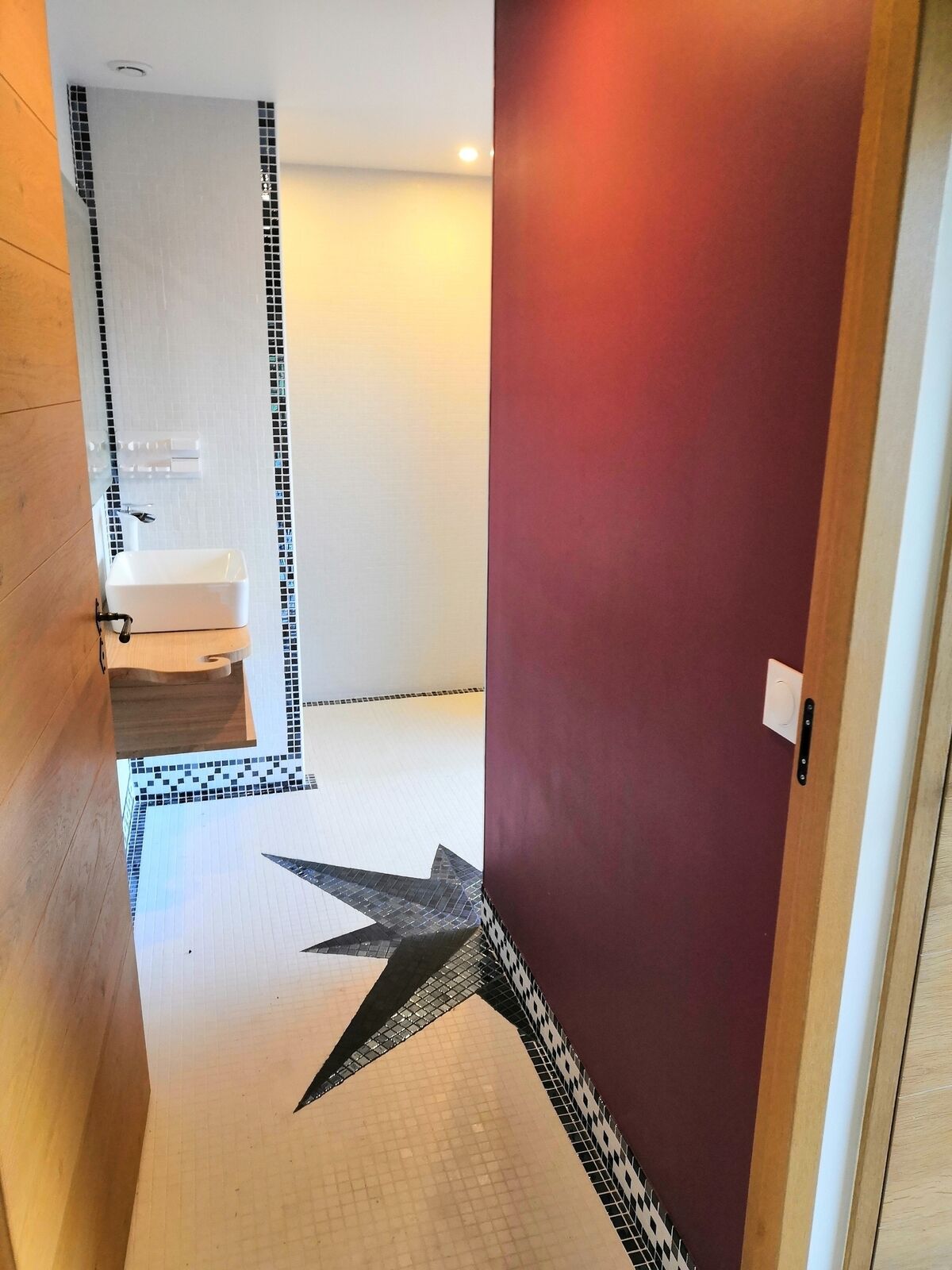 Maison fin 19e entièrement restaurée - Salle d'eau Rose des Vents, avec douche à l'Italienne et fenêtre