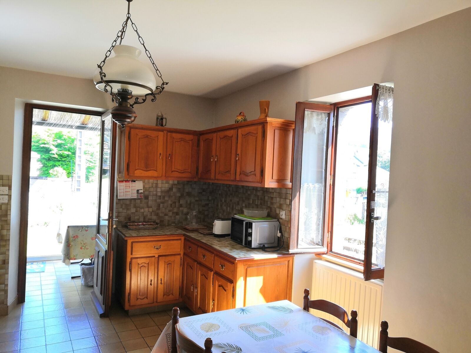 Ancienne maison de Garde Barrière - Belle luminosité dans cette cuisine bien exposée