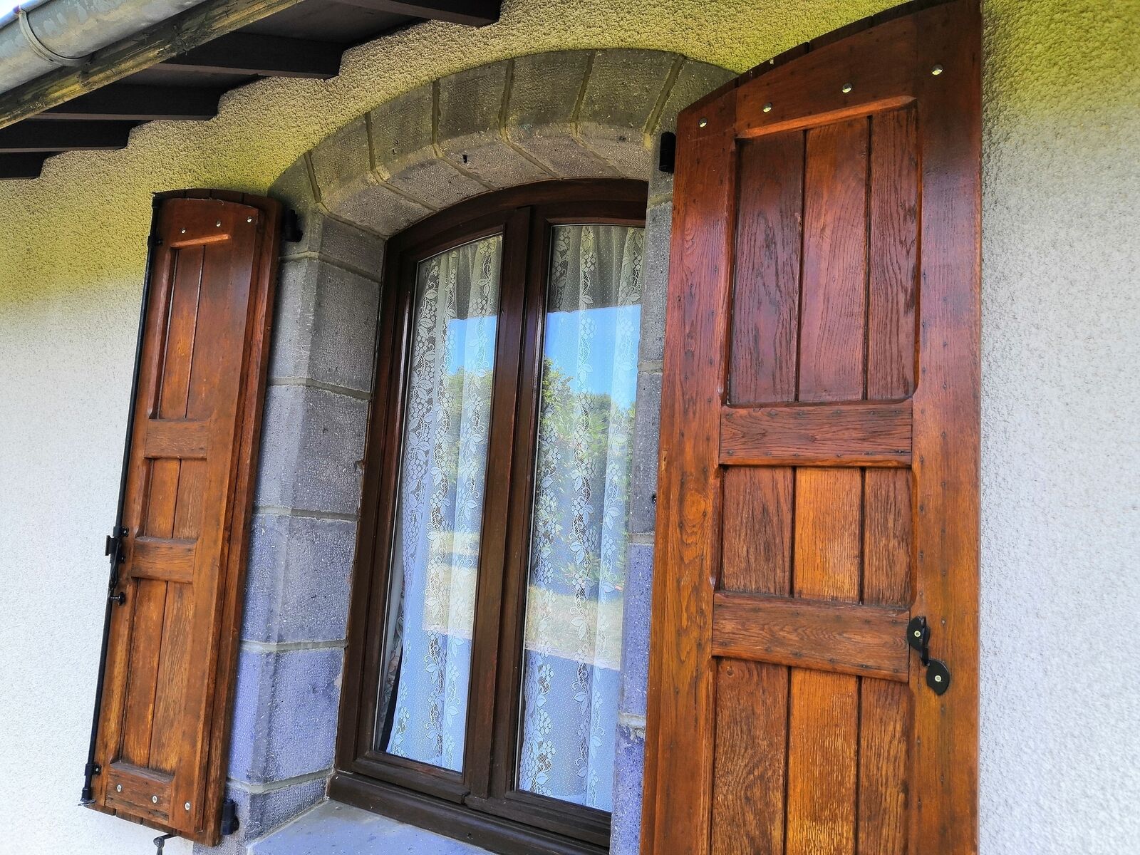 Ancienne maison de Garde Barrière - Menuiseries en chêne massif et encadrements en pierre de taille