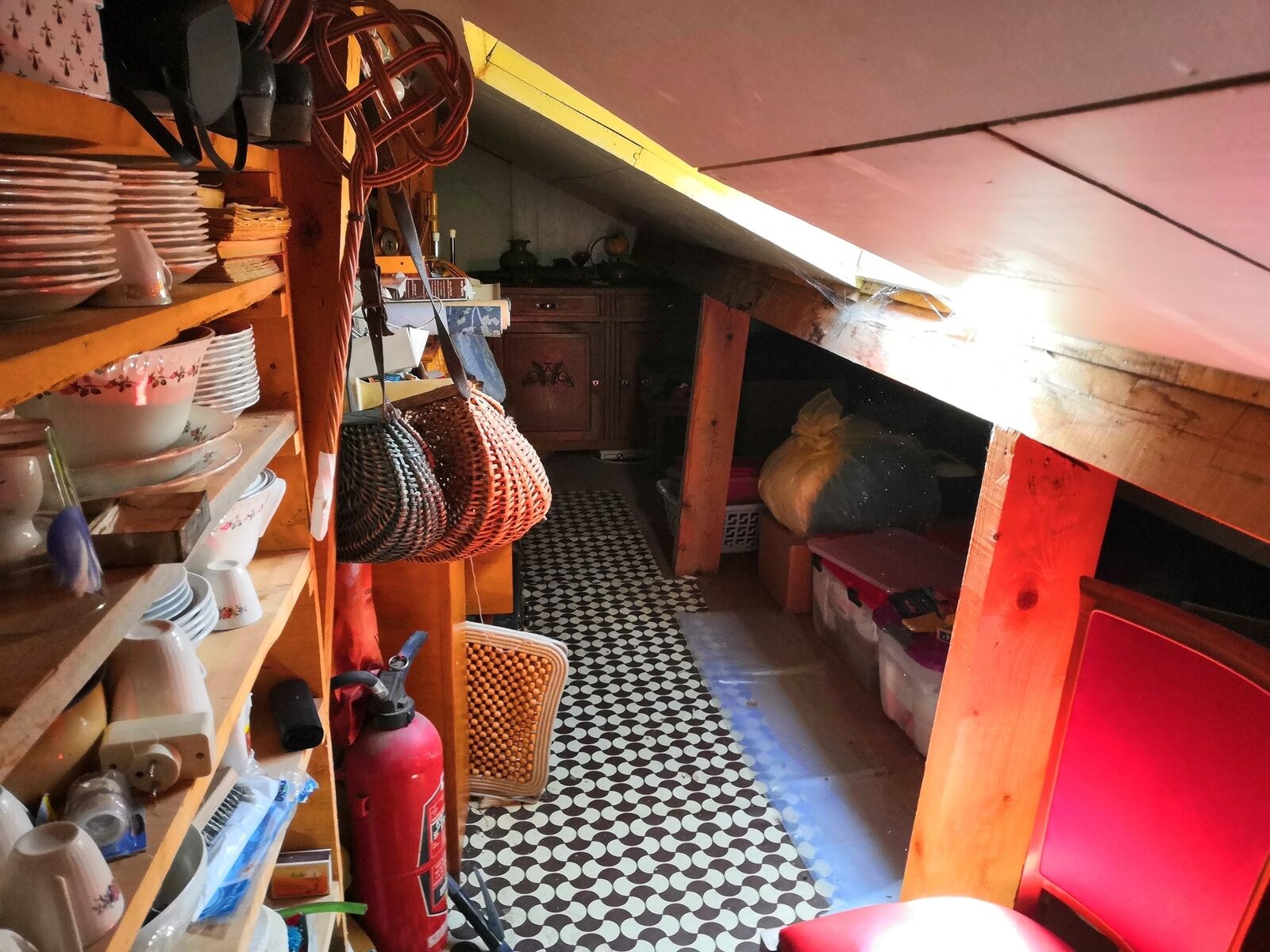 Ancienne maison de Garde Barrière - Long grenier pour tous les rangements précieux