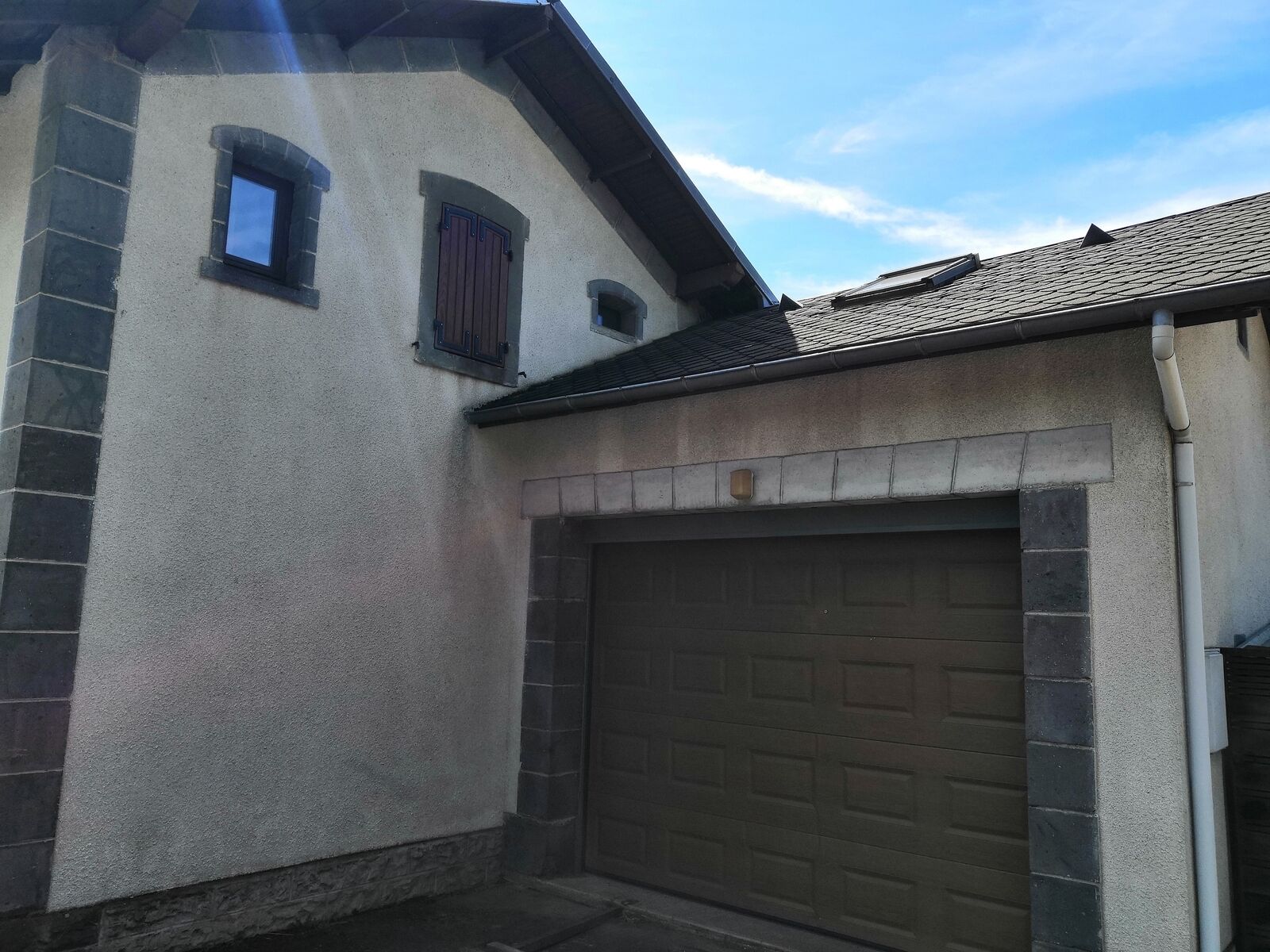 Ancienne maison de Garde Barrière - Grand garage de 37 m2, soubassements, encadrements et angles de murs en pierre de taille