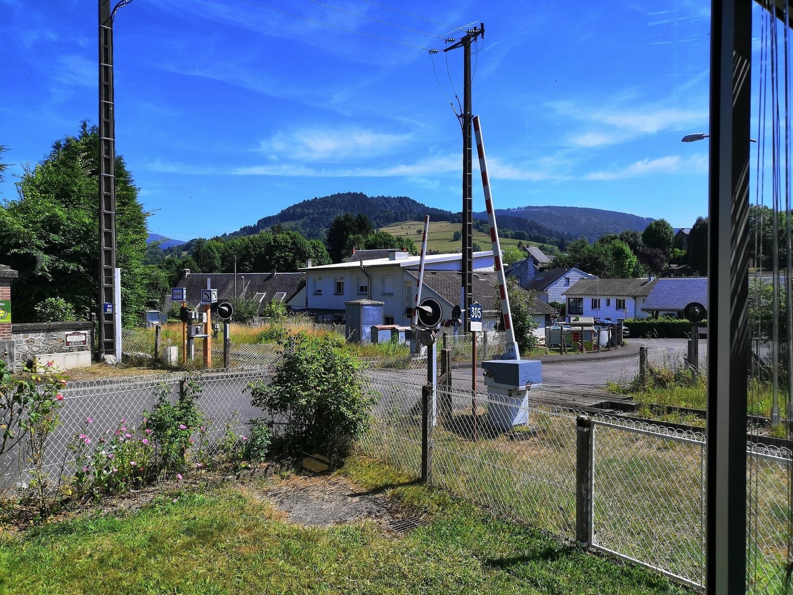 Ancienne maison de Garde Barrière - Jardinet devant la porte et possibilité d'entrer 2 véhicules devant le garage
