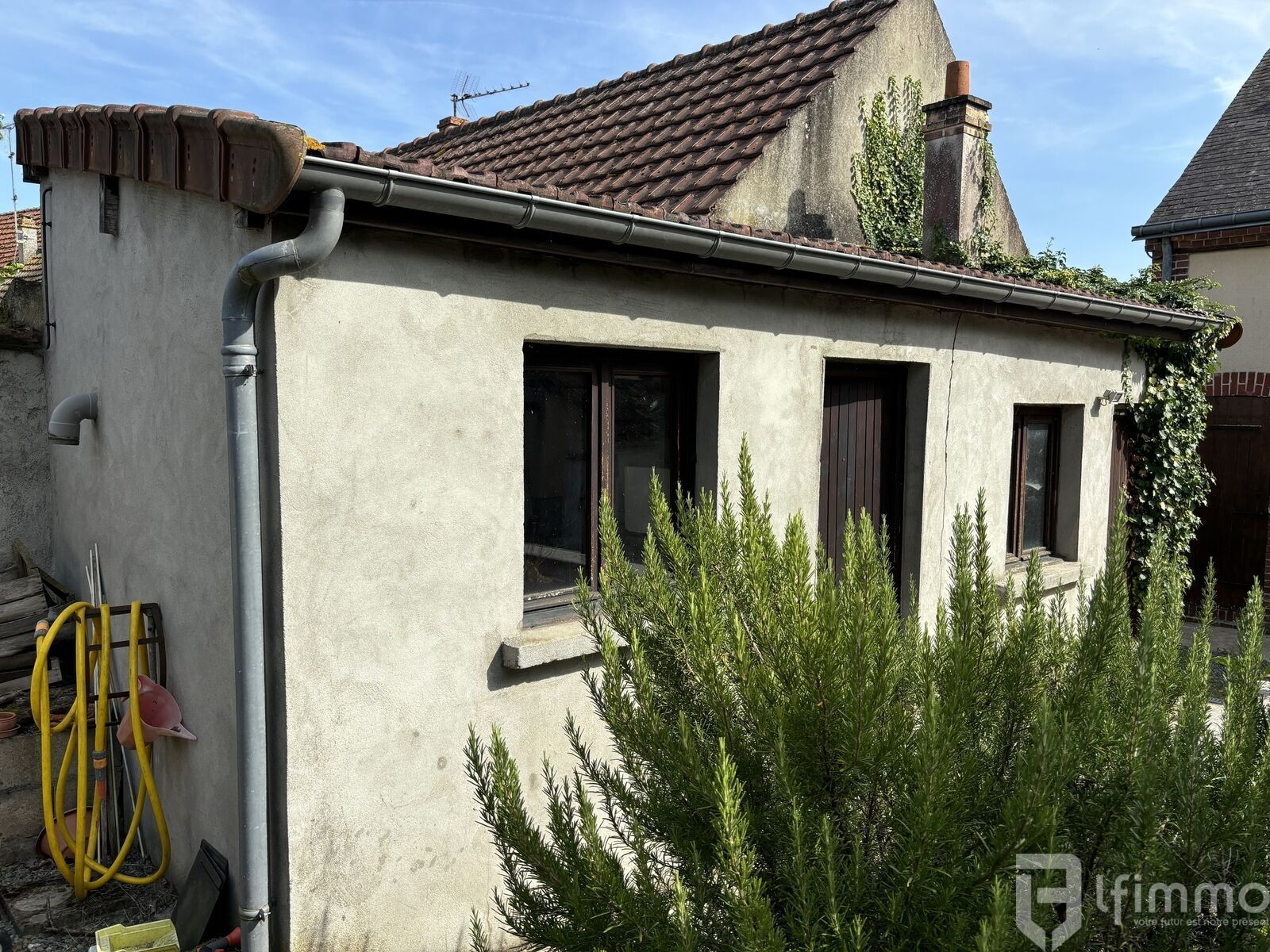 Jolie Maison pleine de charme à rénover  à Sours - Img 2453