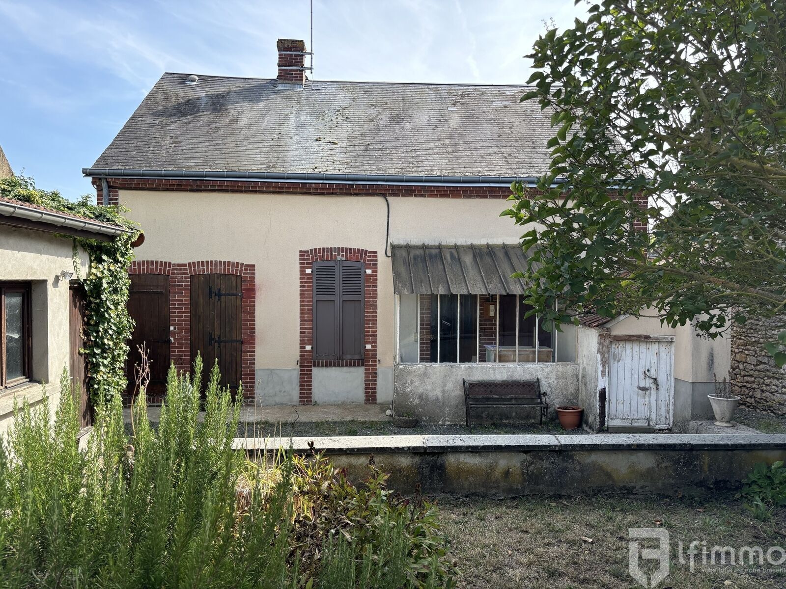 Jolie Maison pleine de charme à rénover  à Sours - Img 2452