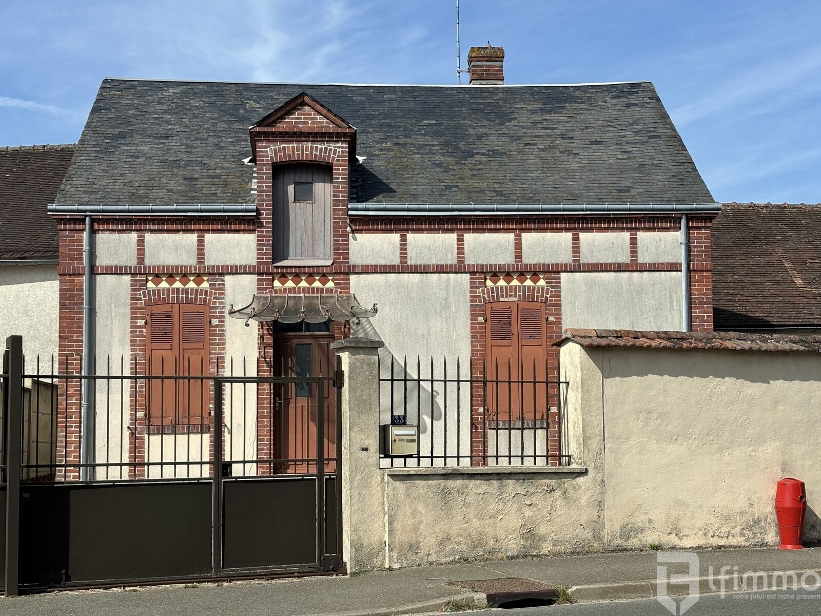 Jolie Maison pleine de charme à rénover  à Sours - Img 2440