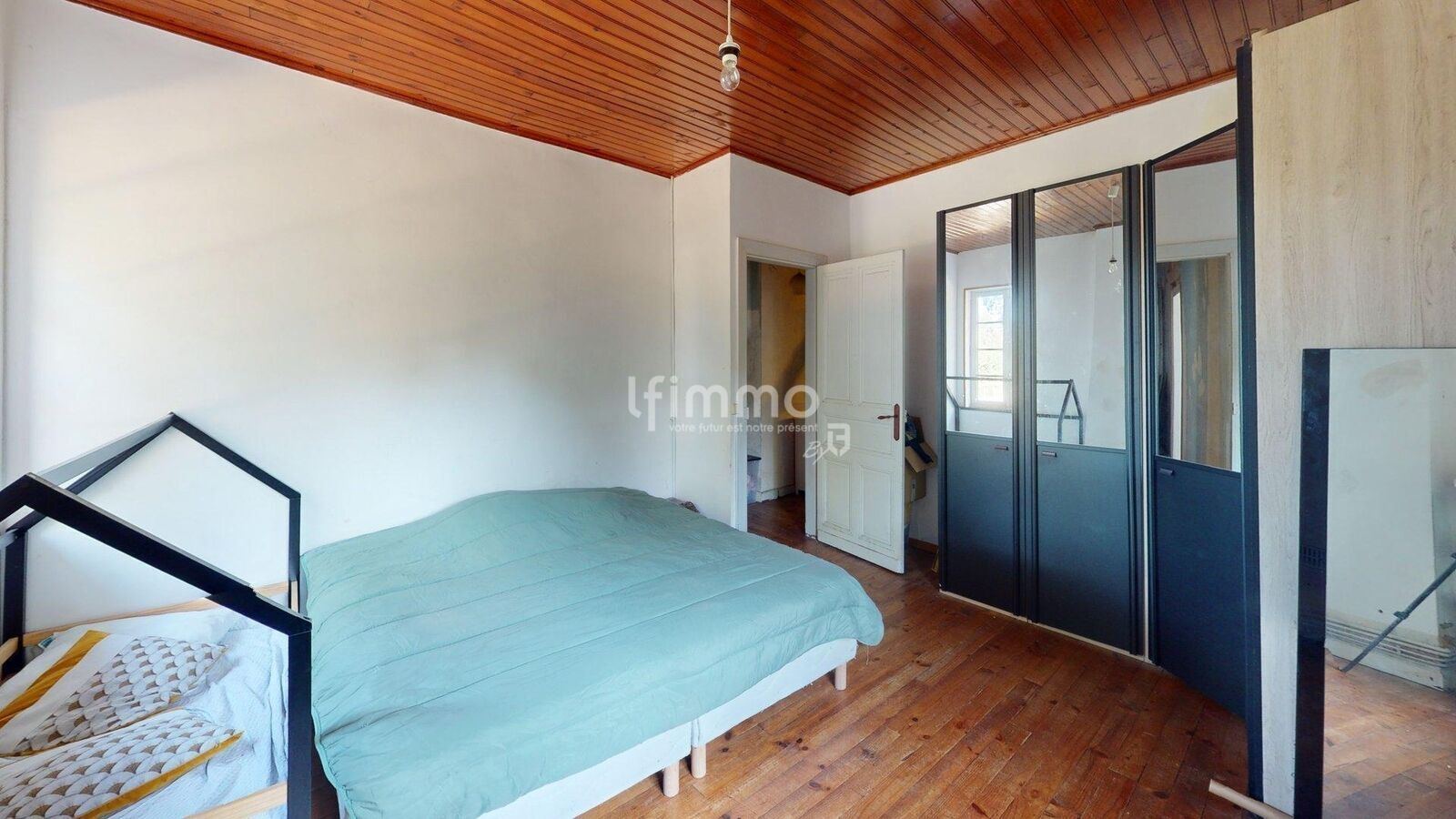 Maison familiale avec grange et vaste terrain  - Maison-familiale-bedroom 6