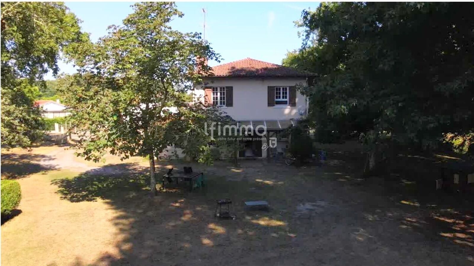 Maison familiale avec grange et vaste terrain  - 2