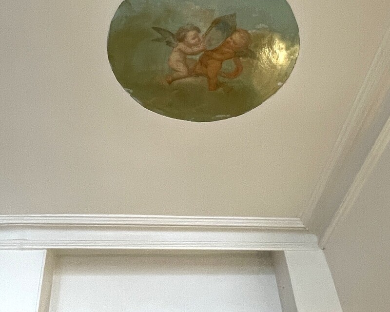 L’Art de Vivre dans un Hôtel Particulier du XIXᵉ - angelots plafond 